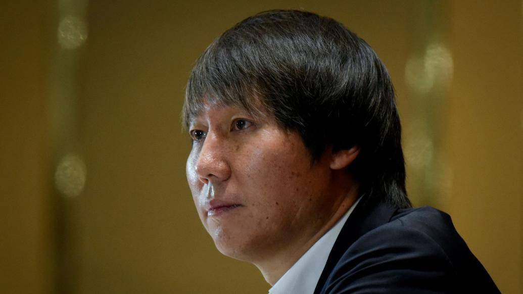 亲手杀了他，再看着他死了都被人戳脊梁骨、被人嘲讽、被人挖苦，这才是最爽的事情。