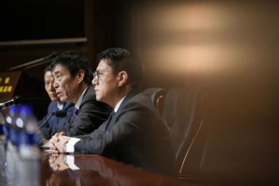 毕竟是夫妻，自己要给他起码的信任与尊重。